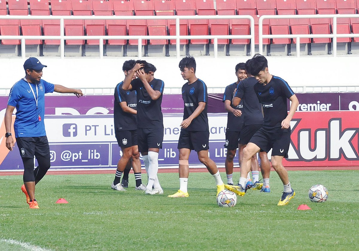 satria_24's tweet photo. Ayi Luur dukung tim kamu di Stadion Jatidiri Semarang, Selasa (31/1/2023). Mau dukung PSIS Semarang monggo, dukung Persib ya boleh. Semarang damai lurrrr... Bebas meh dukung siapa
#journalistonduty
#motretpsis
#motretsepakbola
#sepakbolauntukbahagia
#westandwiththeclub https://t.co/mNm2lgY62L