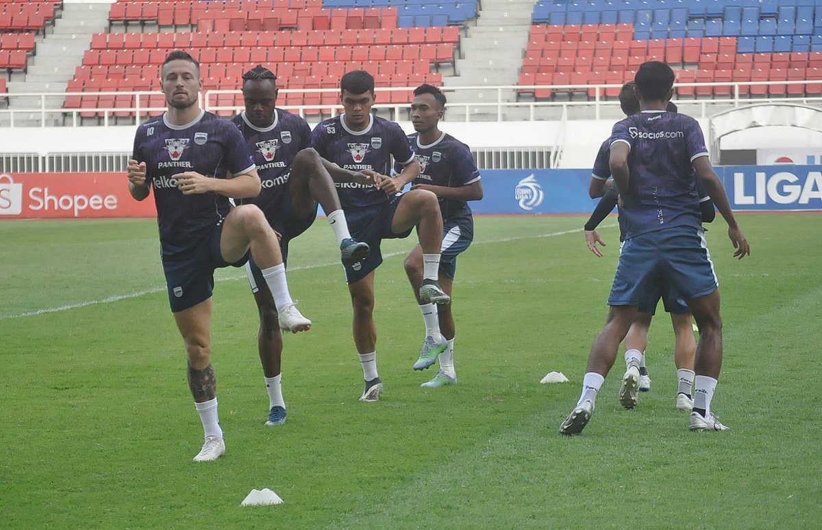 satria_24's tweet photo. Ayi Luur dukung tim kamu di Stadion Jatidiri Semarang, Selasa (31/1/2023). Mau dukung PSIS Semarang monggo, dukung Persib ya boleh. Semarang damai lurrrr... Bebas meh dukung siapa
#journalistonduty
#motretpsis
#motretsepakbola
#sepakbolauntukbahagia
#westandwiththeclub https://t.co/mNm2lgY62L