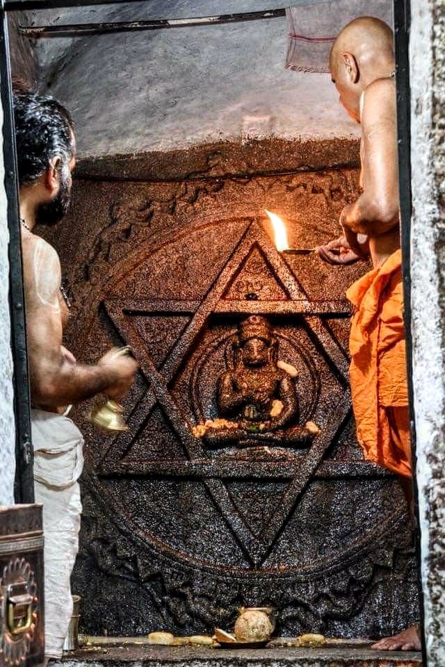 IndiaTales7's tweet photo. 10 ancient &amp; unique sculptures of Bhagwan Hanuman in India &amp; beyond...

1. Hanumanji seated in Padmasana, Yantrodharaka Hanuman Temple, Hampi https://t.co/JyFYdbvxDP