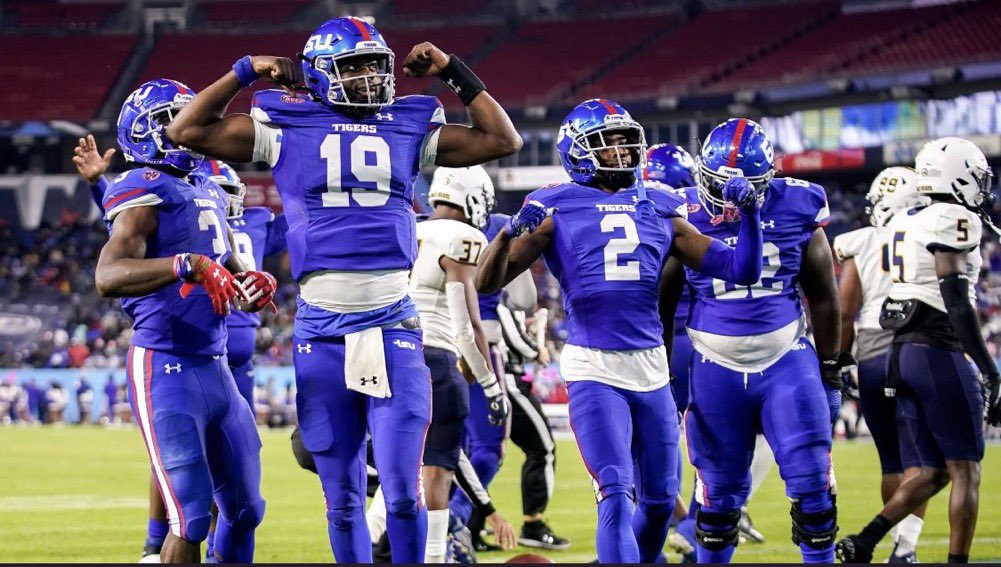 stanimal22_'s tweet photo. After a great conversation with @CoachBrewster50, I’m blessed to receive an offer from Tennessee State University to further my athletic and academic career! @TSUTigersFB https://t.co/0zL5NIll6M