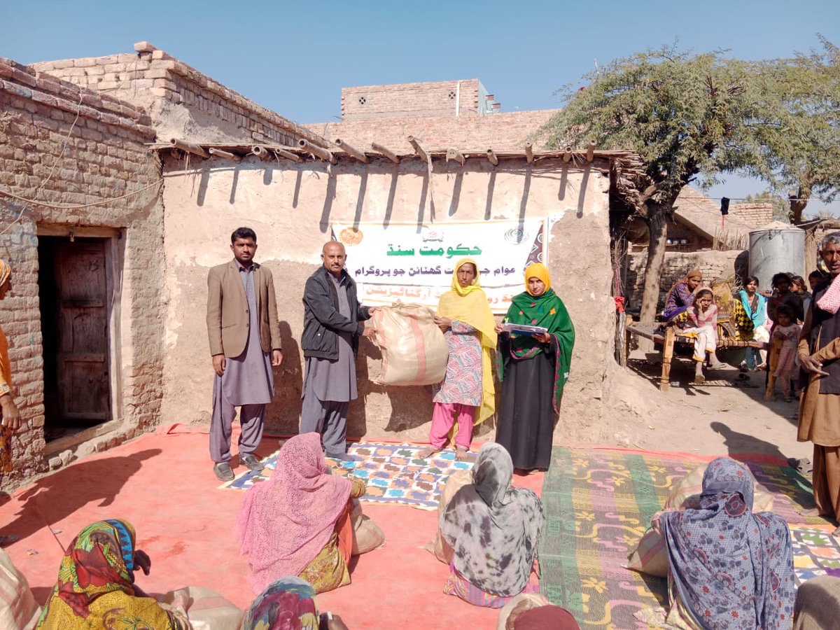 SRSO_Official's tweet photo. #SRSO distributed 60 blankets among the rain-affected families of vilg Doulat Chachar UC Jarwar Tal M. Mathelo. Emergency relief is primarily provided to #flood-affected communities, particularly women and children, in order to ensure they are safe from the current cold weather. https://t.co/wExJC4TfZY