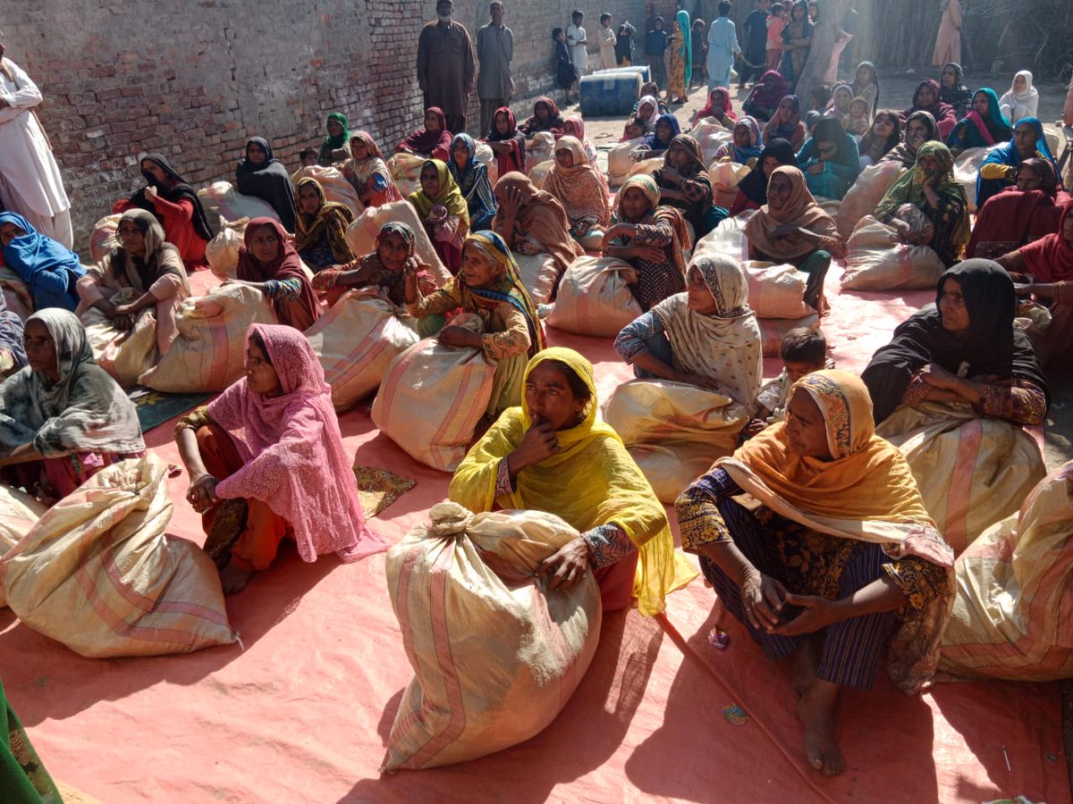 SRSO_Official's tweet photo. #SRSO distributed 60 blankets among the rain-affected families of vilg Doulat Chachar UC Jarwar Tal M. Mathelo. Emergency relief is primarily provided to #flood-affected communities, particularly women and children, in order to ensure they are safe from the current cold weather. https://t.co/wExJC4TfZY