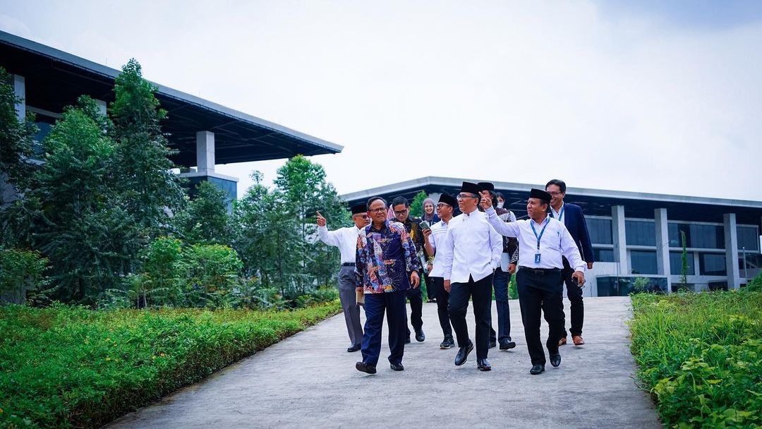 YahyaCStaquf's tweet photo. Agama harus mengambil peran di berbagai sektor, seperti ekonomi, politik, gender dan lainnya. R20 yang dihelat bulan November silam membicarakan semua hal itu, yaitu mendorong nilai-nilai agama menghilhami lahirnya pembaharuan dan kebijakan baru. https://t.co/yCBXRBFg99