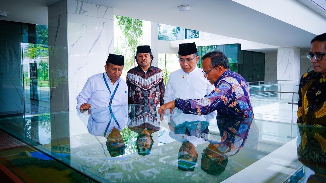 YahyaCStaquf's tweet photo. Agama harus mengambil peran di berbagai sektor, seperti ekonomi, politik, gender dan lainnya. R20 yang dihelat bulan November silam membicarakan semua hal itu, yaitu mendorong nilai-nilai agama menghilhami lahirnya pembaharuan dan kebijakan baru. https://t.co/yCBXRBFg99