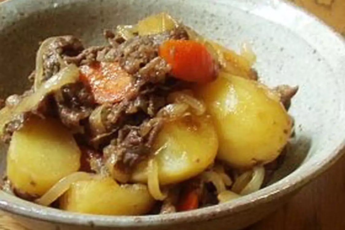 肉じゃが
①牛肉は一口大に、玉葱はくし型に、人参とじゃがいもは乱切りにする
②牛肉を炒め、砂糖と醤油、酒を入れる
③②の鍋に玉葱、じゃがいも、にんじんを加え、中火でフタをして約２０分ほどで完成！
#料理 #簡単 #美味しい #肉じゃが