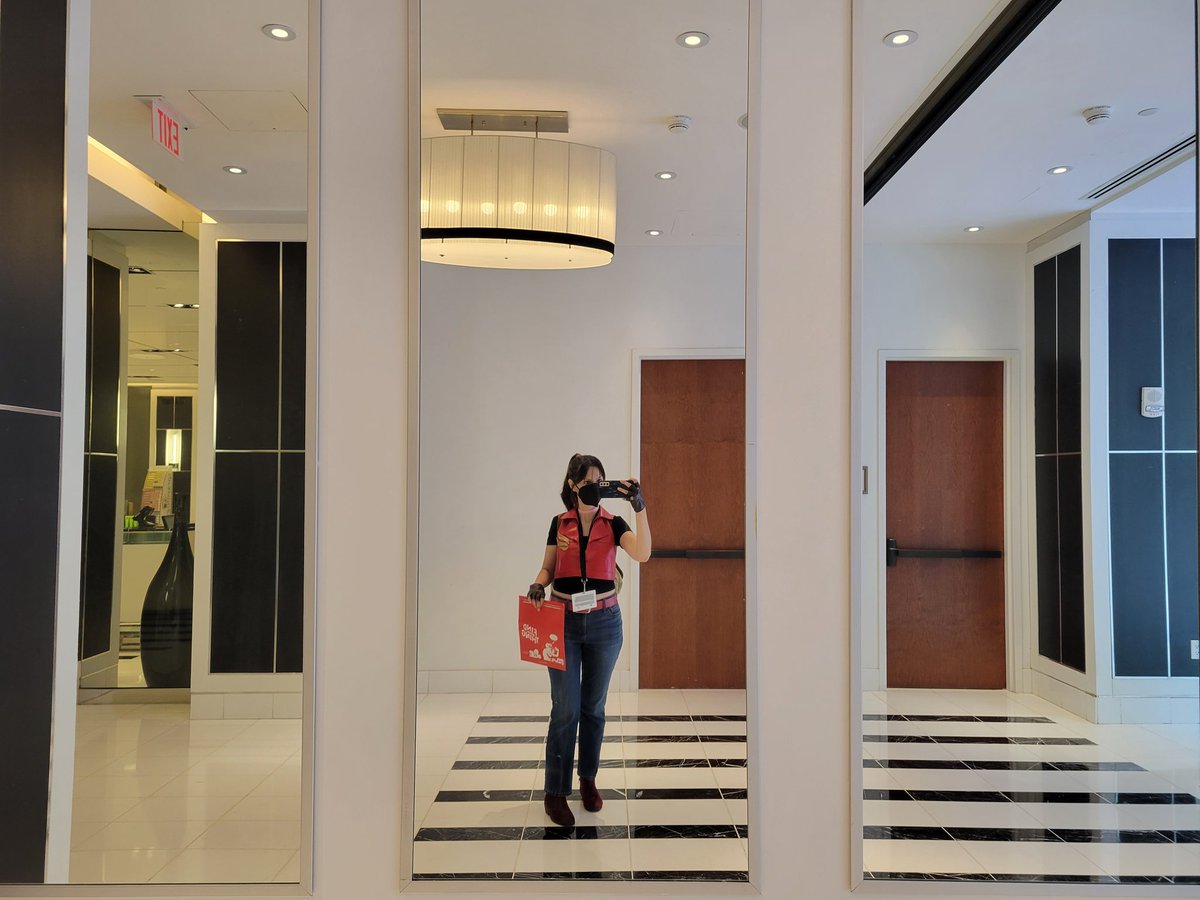 wowitsladyakumu's tweet photo. Klar mirror selfieeeee. #StationUnity #SU2022 #StationUnity2022 #ClaireRedfield #REBHFun #REBH26th #REBH27th #ResidentEvil https://t.co/SG7UKjlQJf