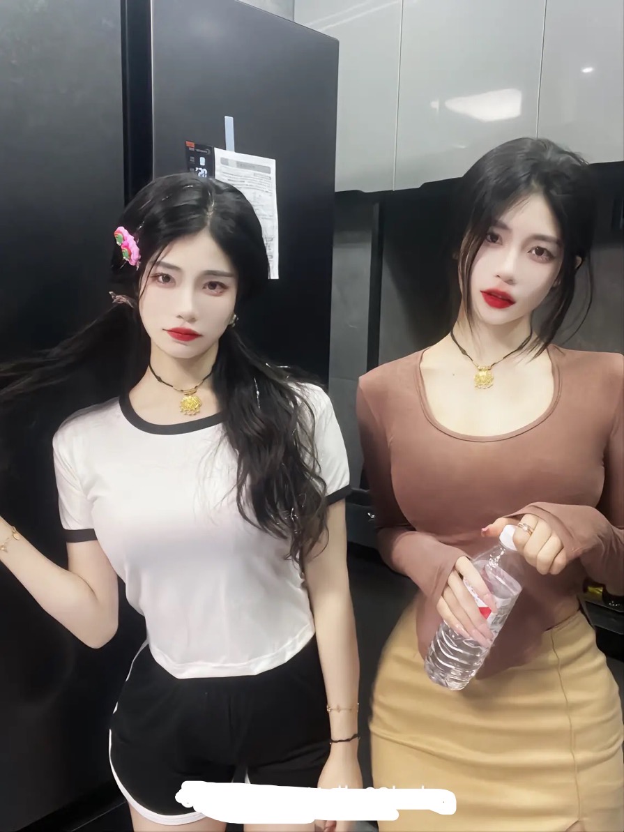 2d01Chan's tweet photo. 一个姐姐一个妹妹，你选哪个？ https://t.co/ieWvcxRupu