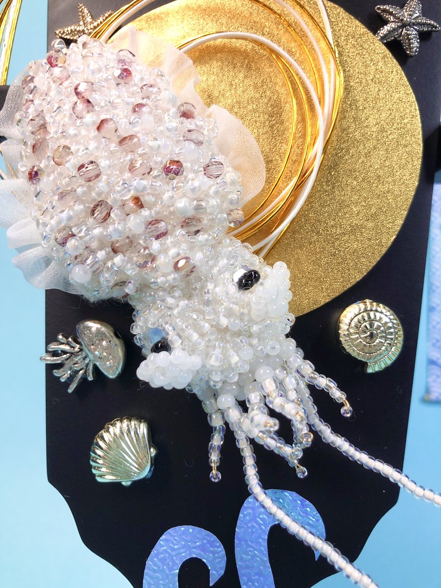 gauchocho's tweet image. 愉快でお洒落な海洋生物等のアクセサリーを製作中。イカ推し。

卯年に #ウサギコウイカ の羽子板。
発見例の少ないイカですが目の所にピョコンと耳のような突起があります。
これを兎と名付けるなんて可愛い💕🦑

今年もイカ共々宜しくお願いします🦑

@Lupopo_cafe 様感謝💕
#イカ好き
#日本いか連合