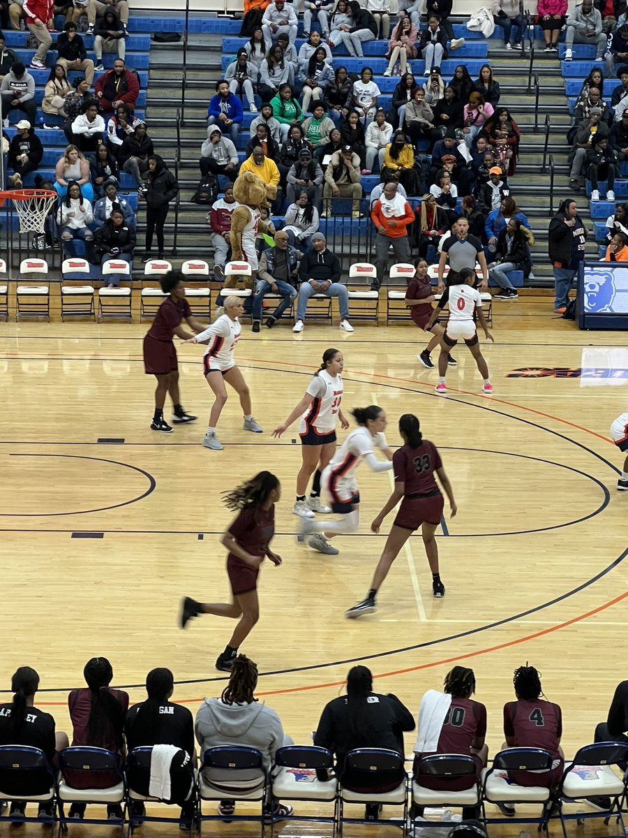 UMESPres's tweet photo. Great evening cheering for both of our @UMESNews Lady Hawks and Hawks n doubleheader against Morgan, our guys continue to make history, @JCRAFT4, @ADTaraOwens, #HawkPride, @MEACSports, @UMES_Admissions https://t.co/PvVN5zirAL