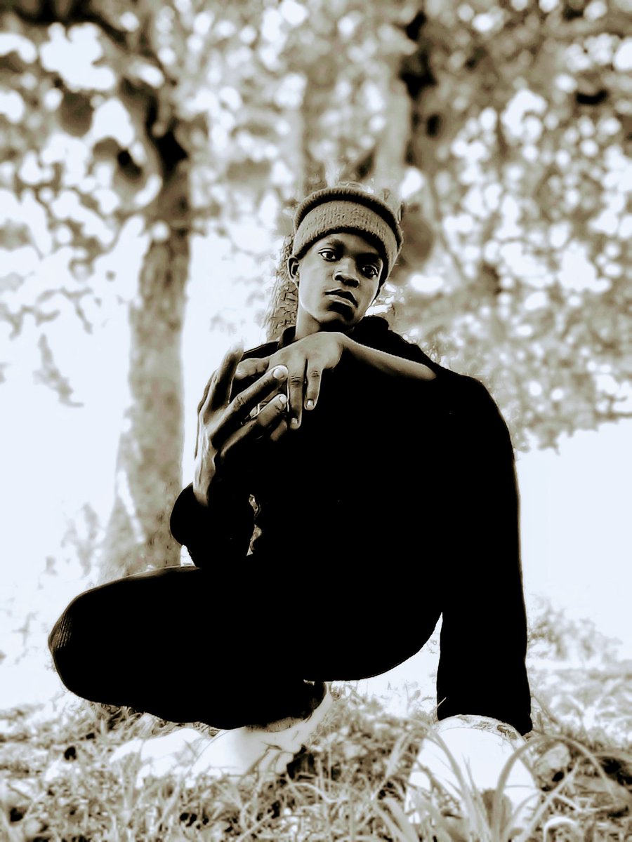 StylistEddy's tweet photo. @justcallmeeOG Am Eddy aged 19 and +256708567970 is my whatsapp number https://t.co/QIT0mjT28B