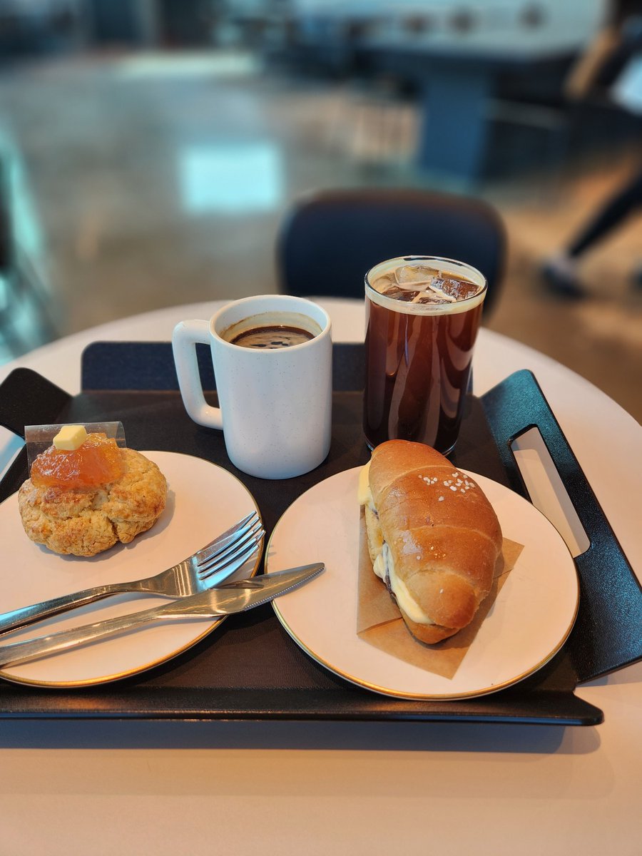 💜엔페타에서 열리는 <토끼의 선물> 전시에
 참여하고 있습니다💜

장소 : 용인 에스티아
(경기도 용인시 천덕산로 402) 
기간 : 2023. 1 . 19 ~ 2 . 5 (AM 10 ~ PM 8 )

두번째 방문이네요
친구가 열심히 사진 찍어줬어요 
멋진 공간에서의 전시했다고 친구가 좋아해요
#엔페타 감사드립니다