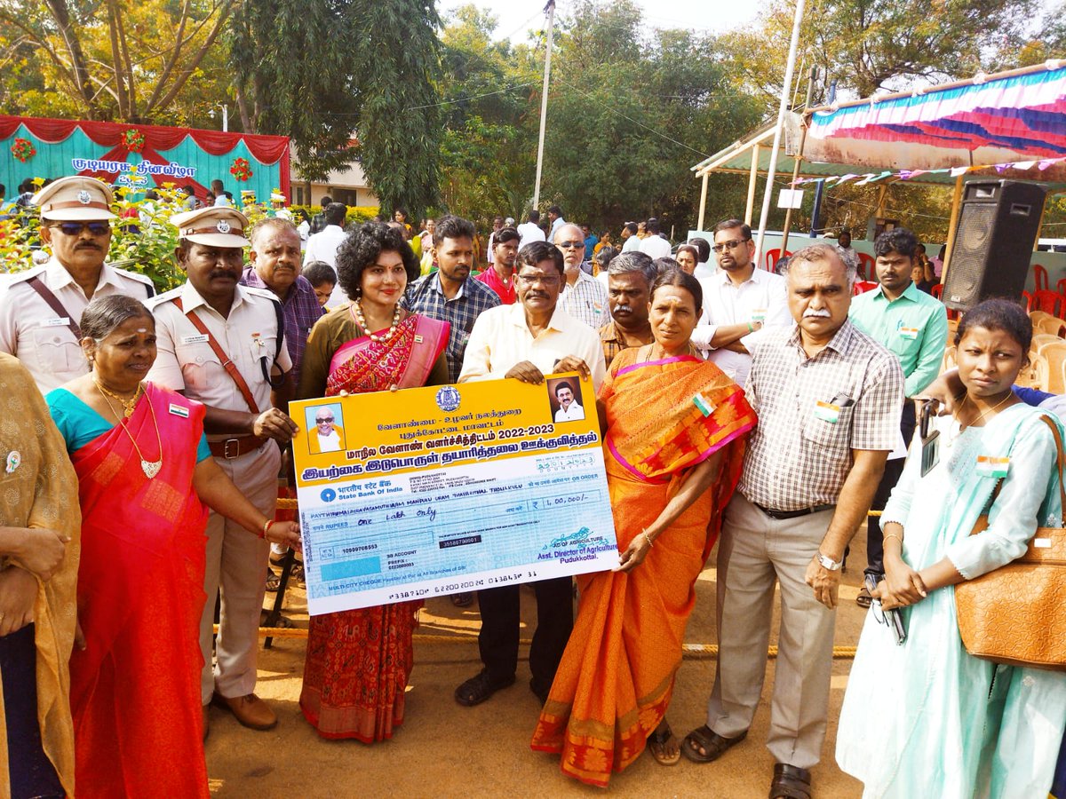 Rajkumarmssrf's tweet image. Thirumalarayasauthiram women&apos;s group promoted by #MSSRF in Pudukkottai receives ₹1 lakh for promoting #vermicompost &amp;amp; #bioinputs. Proud to see their active efforts in #sustainableagriculture recognized by the District Collector in the Republic Day function.