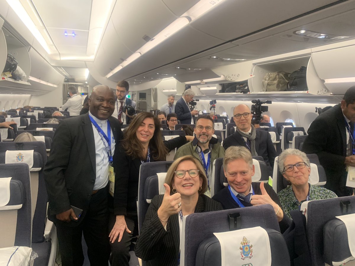 evaenlaradio's tweet photo. La #radio presente en este viaje papal: RDC, Francia, Alemania, Italia, Portugal y #España: @jeanbatistaMalenge, @seisselberg, @jordibarcia, @aura_miguel, @BrucedeGalzain, @FrancescaPaltracca
@PapeEnRdc 
Te lo contamos en @COPE https://t.co/J8vulWeioh