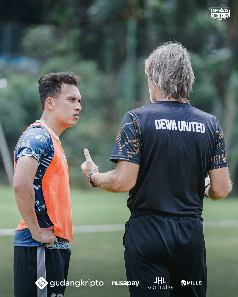 "Menurut saya dia (Jan Olde Riekerink) sosok pelatih yang tegas, disiplin, dan punya rencana jelas untuk tim. Mungkin saat ini hanya itu karena saya belum sempat berbicara banyak dengan beliau," kata <a href="/Egymv1/">Egy Maulana Vikri</a>.