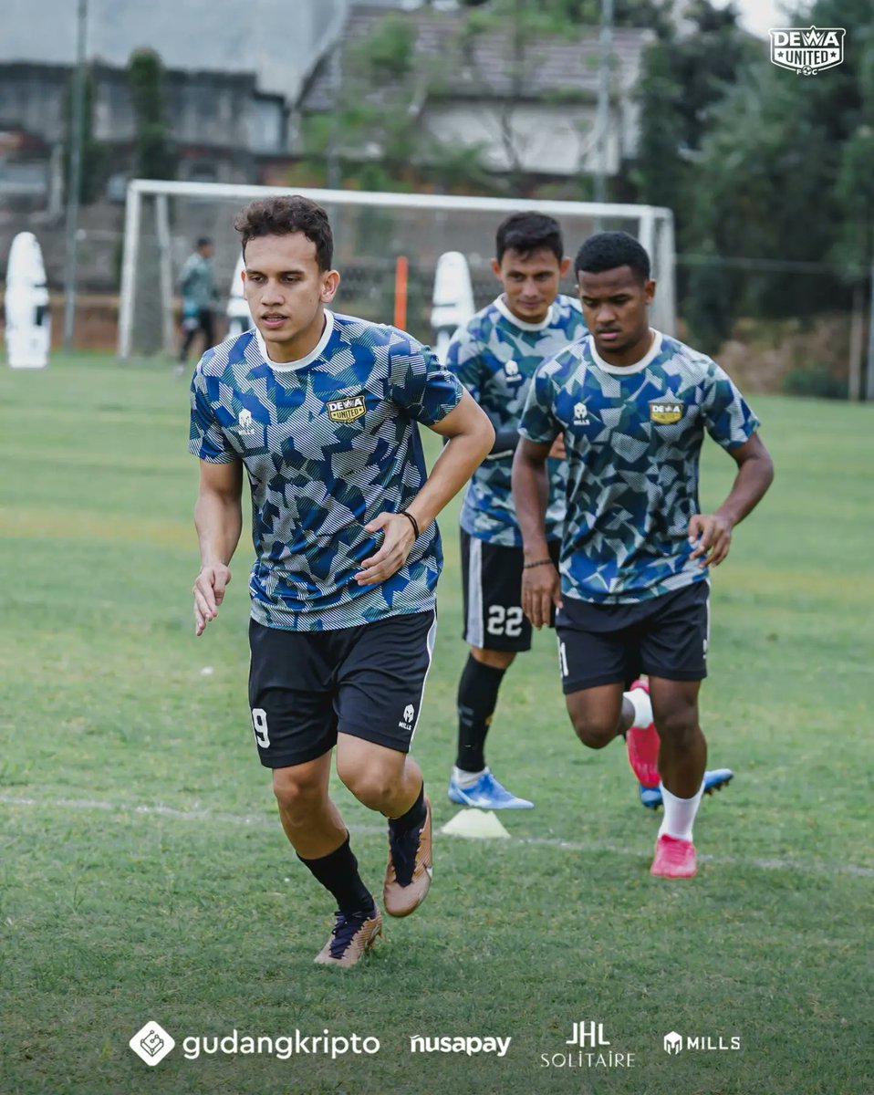 "Memang ada beberapa pemain yang sudah saya kenal di tim saat ini. Tapi dimana pun saya berada, pastinya saya akan meminta bantuan kepada semua rekan satu tim untuk membantu proses adaptasi disini," sambungnya.