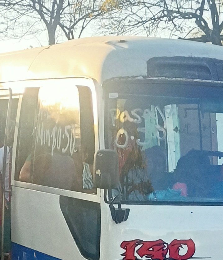 Denuncias_ES's tweet photo. #DenunciaCiudadana

Usuarios ruta 140 que hace su recorrido desde  San Martín hasta el redondel Schafik, denuncian un incremento del pasaje.

Dicen que $0.25 se elevó a $0.50.

Según denuncia los conductores alegan que es debido al incremento de las multas y existe autorización. https://t.co/9oByUUVCW4