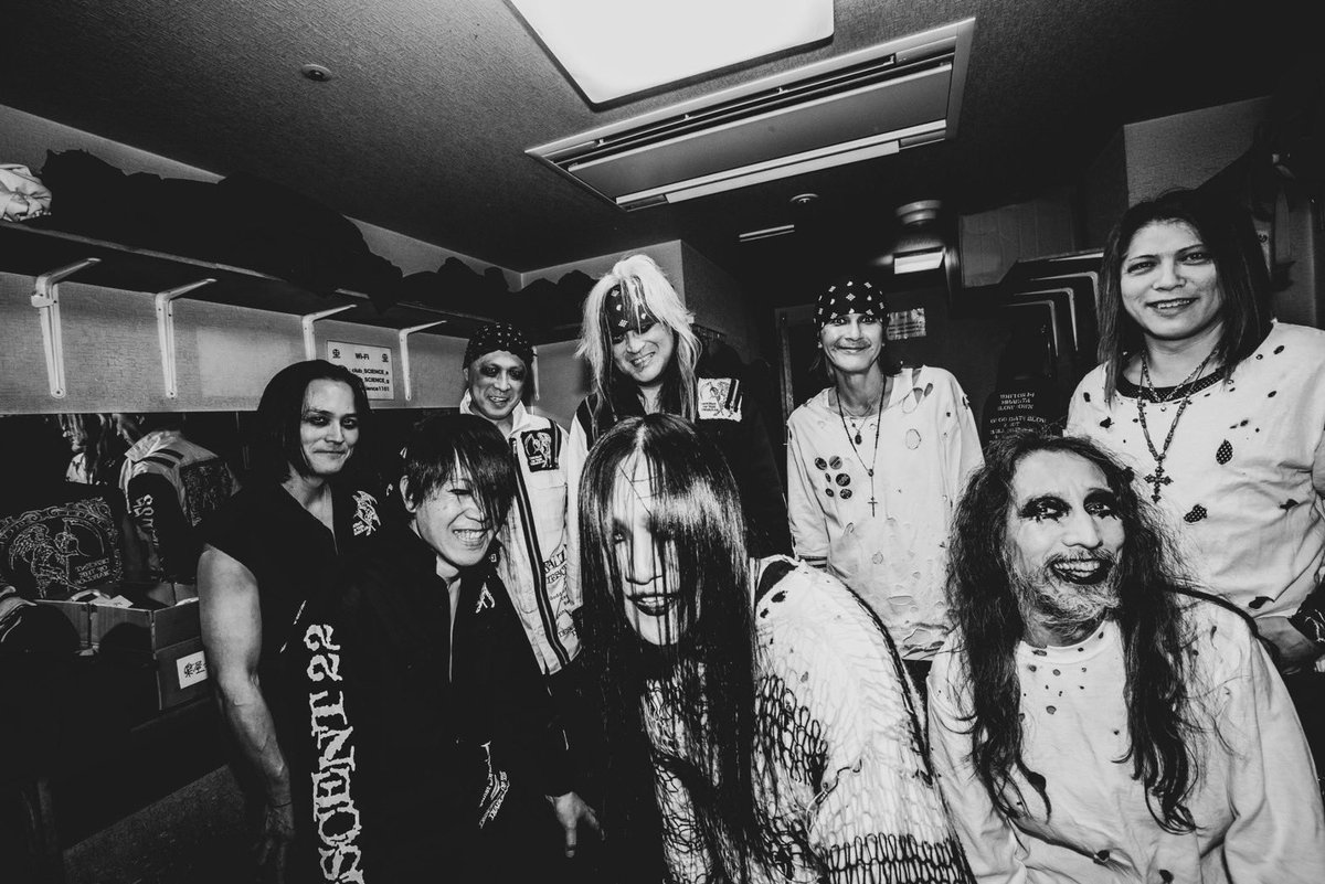 HIROSUKE_BALZAC's tweet photo. なんなんだ…この悪い夢…いや、幻覚を見ているような、闇深く不敵で妙に爽やかな笑顔…(笑)。笑顔の似合わない2バンド…そう、それが幻覚BALZAC!我ら覚ザック!
#BALZAC
#幻覚
#sentaro https://t.co/9Rt2TfreHX