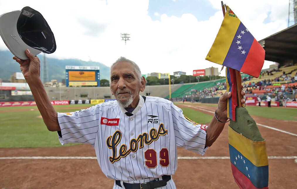 104 años Jesús Lezama, el fanático más grande de los Leones del Caracas, más que nadie merecía vivir esta alegría una vez más, está es tuya chivita 🏆🦁

@leones_cbbc #LeonesDelCaracas #LeonesCampeones #JesusLezama