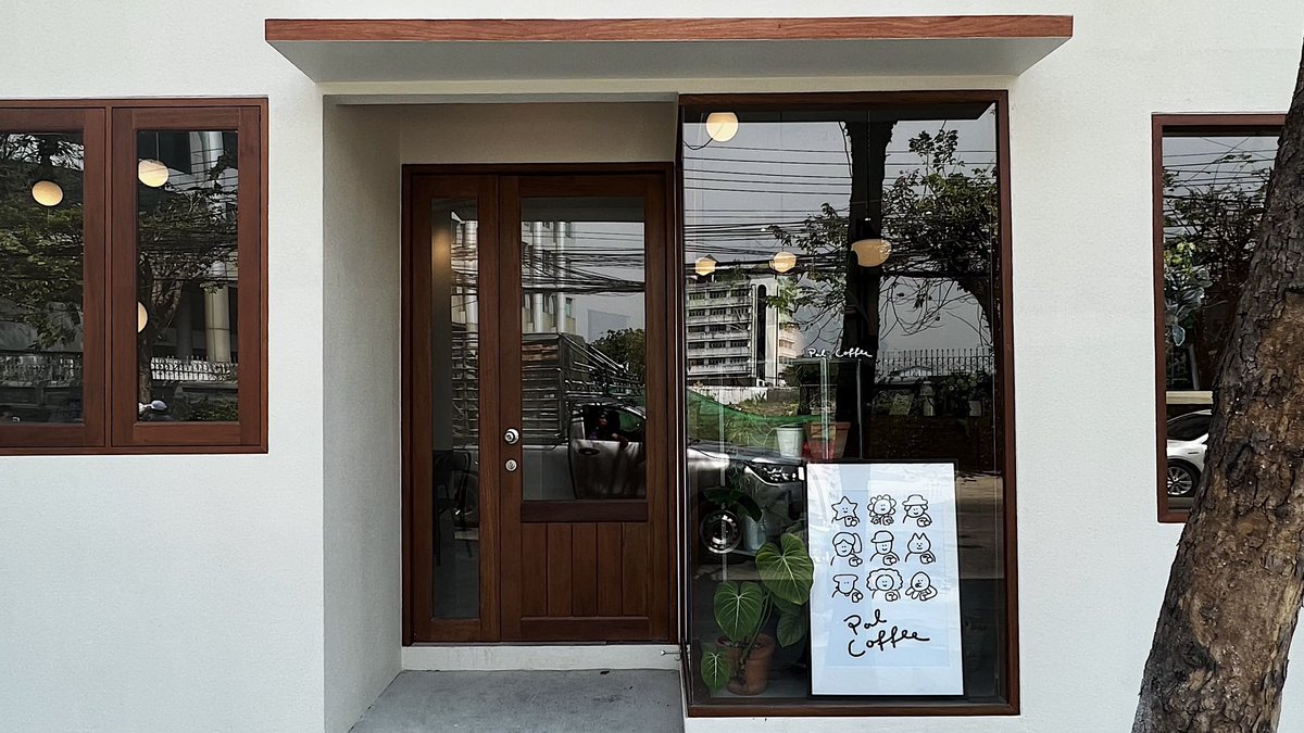 placestwogo's tweet photo. Pal Coffee คาเฟ่เปิดใหม่ในซอยพระราม สอง 18 ร้านฟีลโฮมมี่ น่ารักมากๆ เมนูเครื่องดื่มมีหลากหลายเลย ส่วนของทานเล่นมีเป็น hot dog และเบเกอรี่นิดหน่อย ได้ชิมพายฟักทองแล้วชอบมากกกก ทานคู่กับครีมคือดีสุดๆ เค้กช็อกโกแลตก็ดีเหมือนกัน ทานคู่กาแฟแฮปปี้เลย

@aroii #รีวิวคาเฟ่ #PlacestwoGo https://t.co/AWQUlaPBy1