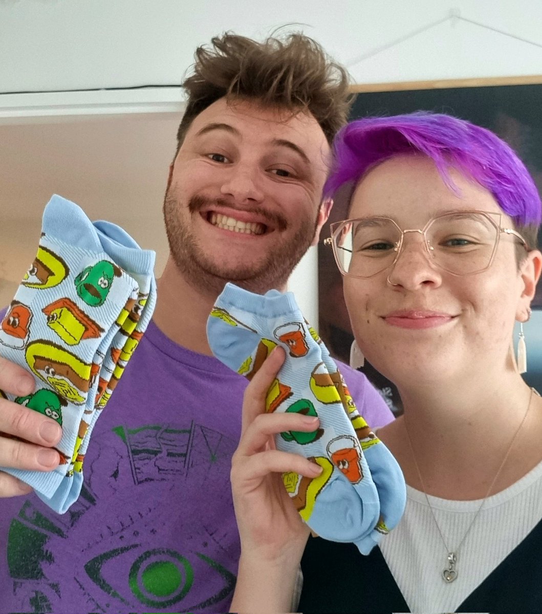 louiseberyllium's tweet image. our @hankgreen #AwesomeSocksClub subscription (that we got for Christmas from the fam) arrived and look at how NIFTY they are 🧦