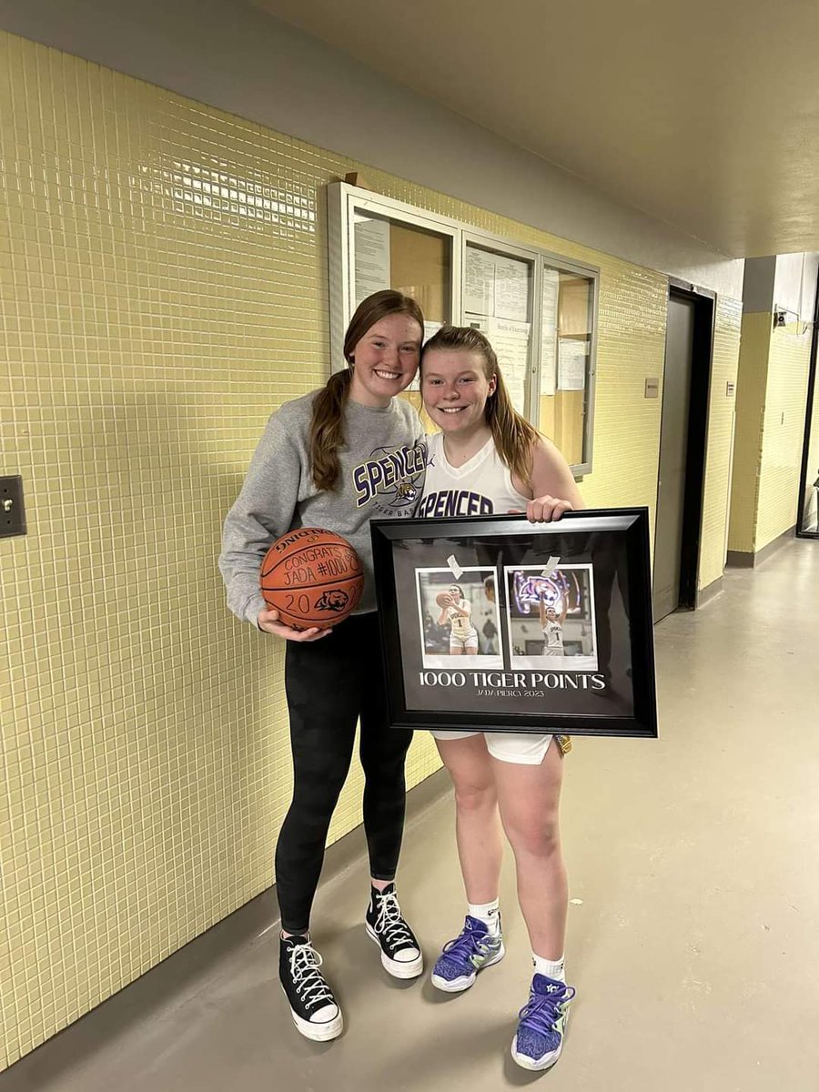 Congratulations to <a href="/JadaPiercy/">Jada Piercy</a> for reaching 1000 career points as a Spencer Tiger with a win over Cherokee. Her sister Allison, fellow 1000 point scorer was on hand on to honor this amazing milestone.
<a href="/IGHSAU/">IGHSAU</a>