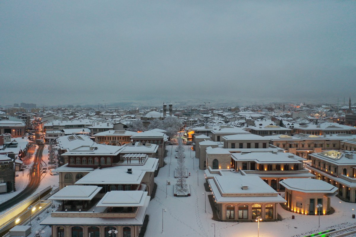Bembeyaz bir sabah hamdolsun. Kar tüm bereketiyle şehrimize güzellik kattı. ❄️

Bir yandan ekiplerimiz yol güvenliği için çalışmalar yaparken diğer yandan hep birlikte Konya’mızın merkezinden fotoğraflarla güne başlayalım. 📸