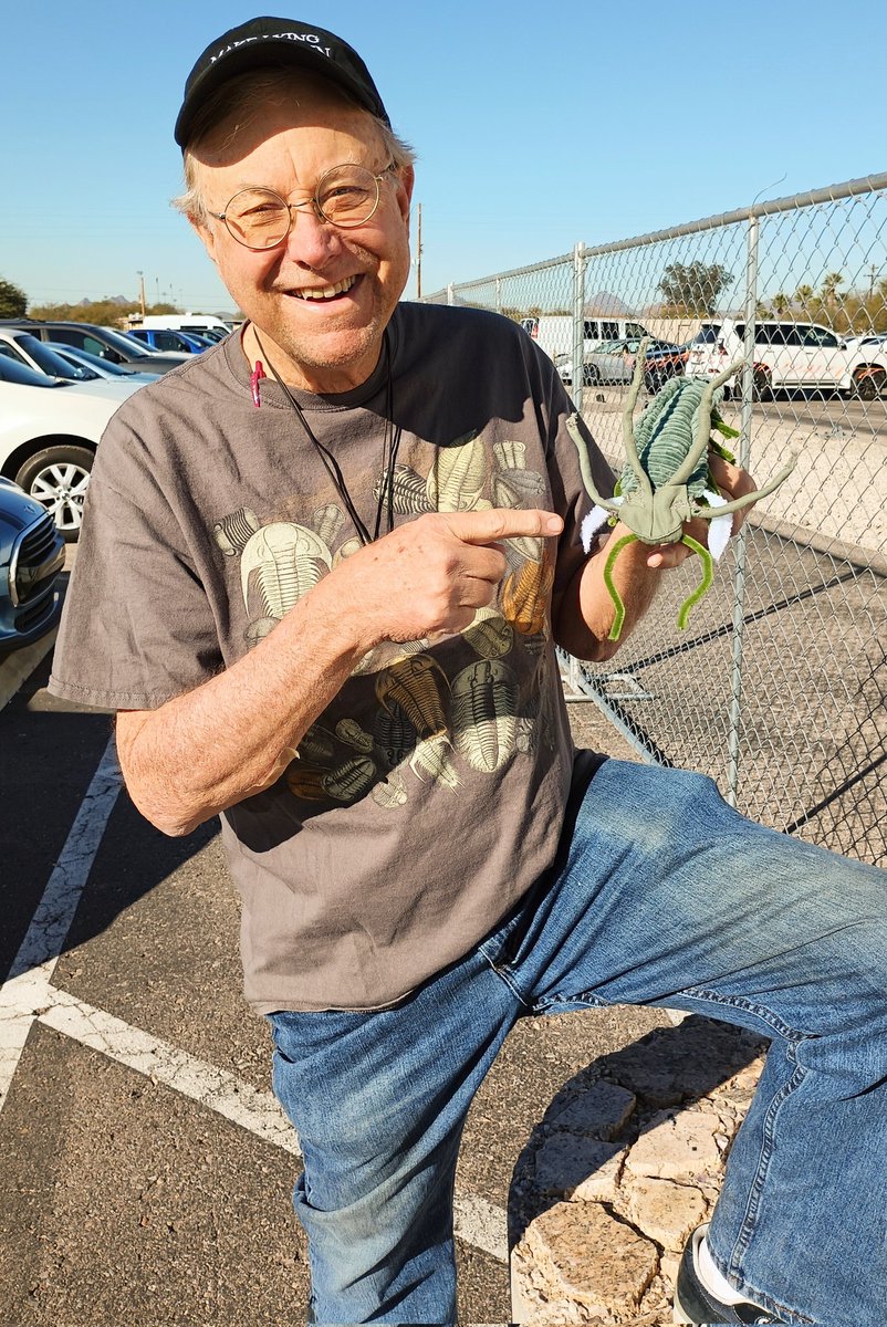 JohnRMoffitt's tweet photo. It's #MarellaMonday here in #Tucson and the weather is warming up a bit.
#TucsonGemMineralAndFossilShow https://t.co/csustnAtso
