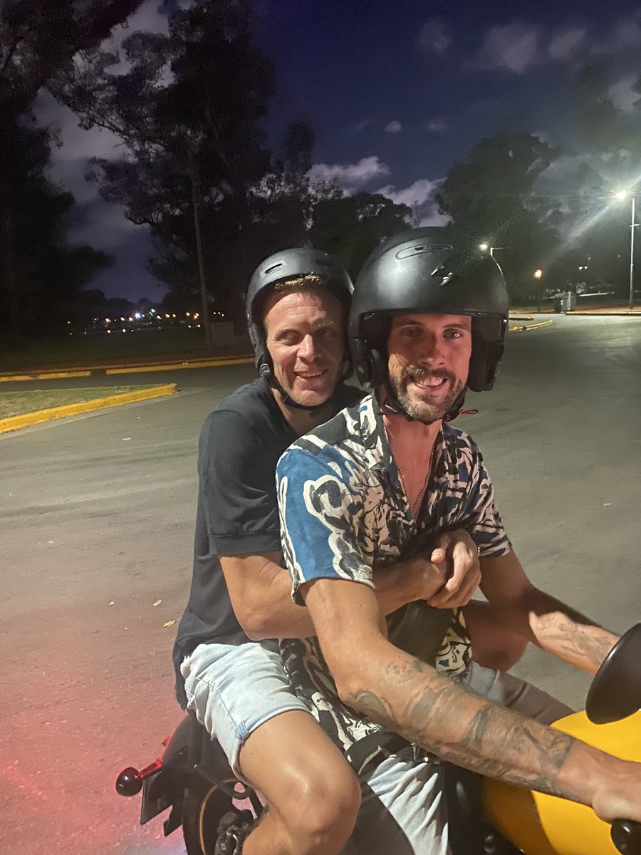 Encontré los dobles de Hollywood……🤣🤣🤣🎬 <a href="/FacuConte7/">Facundo Conte</a> <a href="/RQuiroga9/">Rodrigo Quiroga</a>