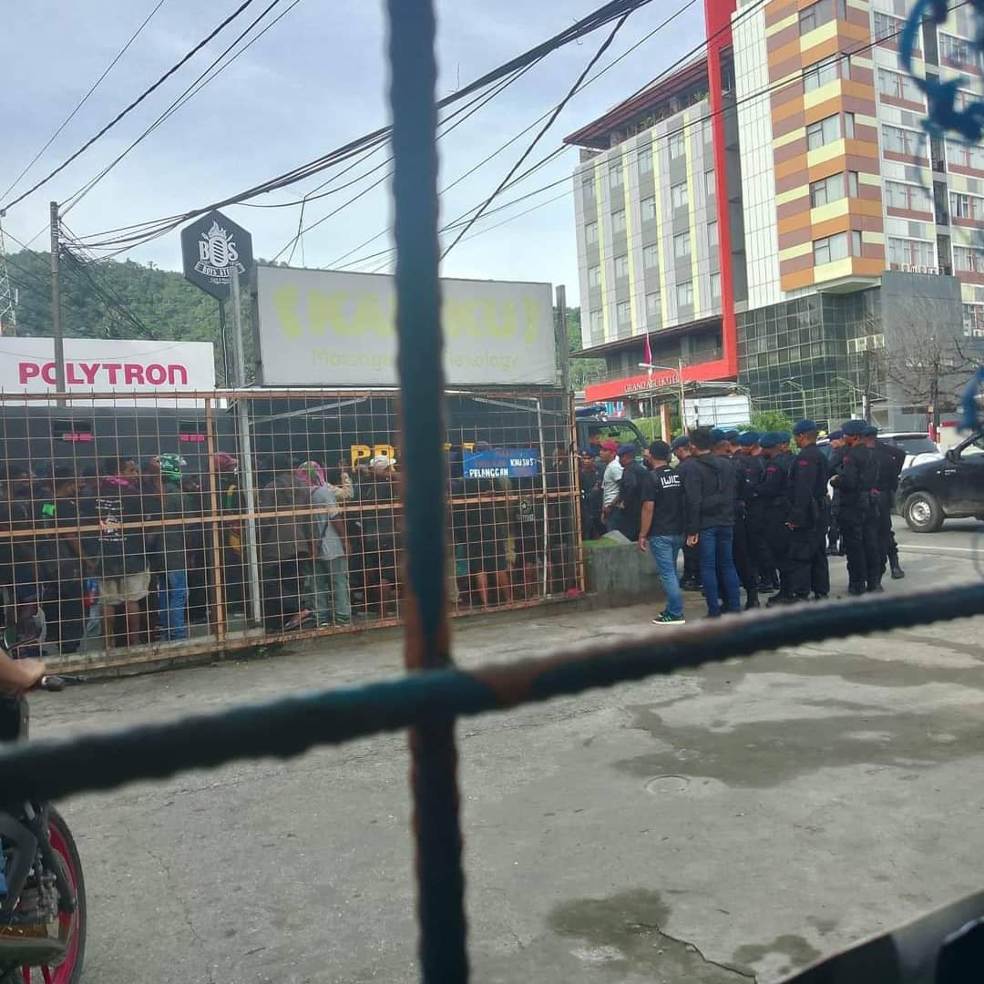 jayapura_'s tweet photo. Aktivis melakukan Aksi Bisu didepan Pengadilan Negeri Jayapura #Papua pada Selasa (31/01/2023) menuntut pembebasan #VictorYeimo
Victor Yeimo sendiri disidangkan sebagai terdakwa atas kerusuhan di #Jayapura pada tahun 2019.
#IKKJ #IKKJS #infopapua #infokejadian #tanahpapua https://t.co/v9aY9hhDUu