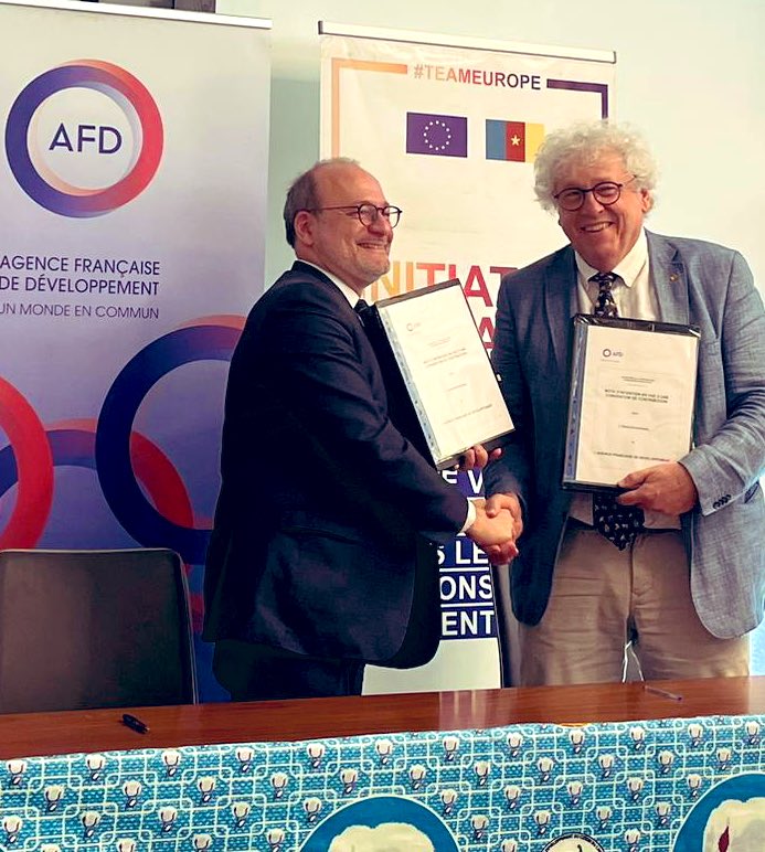 RiouxRemy's tweet photo. Sans oublier la signature du programme « Cameroun Septentrion Vert » avec 7,75M€ délégué par l’@UEauCameroun pour contribuer à bâtir une agriculture durable et intelligente face au chgt climatique. Avec les programmes #ACEFA et #AFOP, plus de 16000 exploitations seront appuyées https://t.co/RfxF8nI4JB