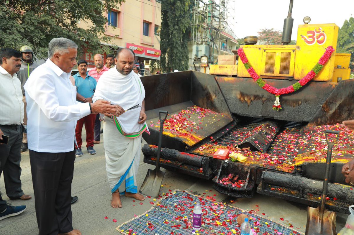 VSOMANNA_BJP's tweet photo. ಗೋವಿಂದರಾಜನಗರ ವಿಧಾನಸಭಾ ಕ್ಷೇತ್ರದ ಎಮ್ ಸಿ ಬಡಾವಣೆಯಲ್ಲಿ ನಡೆಸಲಾಗುವ ರಸ್ತೆ ಡಾಂಬರೀಕರಣಕ್ಕೆ ಚಾಲನೆ ನೀಡಲಾಯಿತು.

ಈ ಸಂದರ್ಭದಲ್ಲಿ, ಬಿಬಿಎಂಪಿ ಅಧಿಕಾರಿಗಳು ಹಾಗೂ ಸ್ಥಳೀಯ ನಿವಾಸಿಗಳು ಉಪಸ್ಥಿತರಿದ್ದರು.

#ಗೋವಿಂದರಾಜನಗರ #ಬಿಜೆಪಿಯೇಭರವಸೆ https://t.co/0Y0oWsURK1