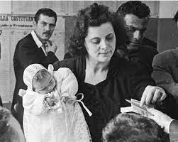 Senza rossetto però...#ricordiamodomani #1febbraio  1945 il decreto legislativo luogotenenziale che dà il voto alle donne, voluto da Palmiro Togliatti ed Alcide De Gasperi. Per la prima volta nella storia d'Italia le donne possono votare...lo ricordiamo con @SerFiss