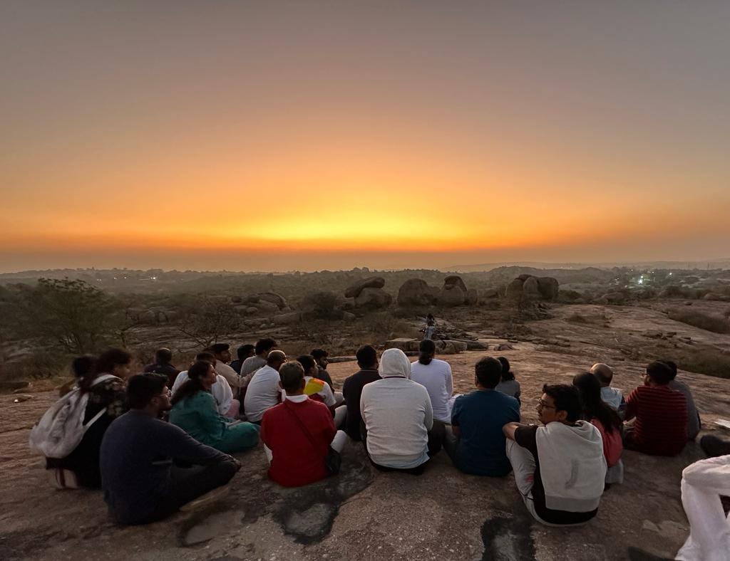 aakashavani's tweet photo. Beautiful days at the Hi-tech city #Hyderabad..
Completed an @ArtofLiving #SilenceProgram in the #nature..
Amazing few days of #Silence #Rest & #Meditation.
#LifeisBeautiful #Artofliving #Retreat #sunsets https://t.co/1MlEGiMAmN