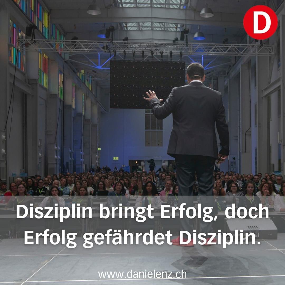 Daniel_Enz_1's tweet photo. Ob im Sport, im Business oder in Beziehungen, es ist immer dasselbe: Hat man den Gipfel einmal erreicht, wird man Opfer seines eigenen Erfolgs. Weshalb weiter abmühen, schliesslich trägt man die Medaille um den Hals? Doch Trägheit kommt von 'tragen' und das kann 'tragisch' enden. https://t.co/7ADQPehCmU