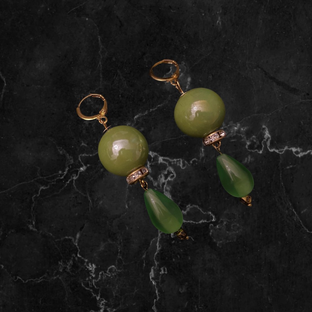 Gorgeous glossy green ceramic beads paired with gold crystal rondelles and green glass teardrops (£18) 💚

mattblackjewellery.com/products/vibra…

#MHHSBD #UKMakers #MadeinGB #CraftBizParty #greengift #giftsforher #gifting #valentines #giftideas #uniquegifts #EarlyBiz #EarlyRisersClub