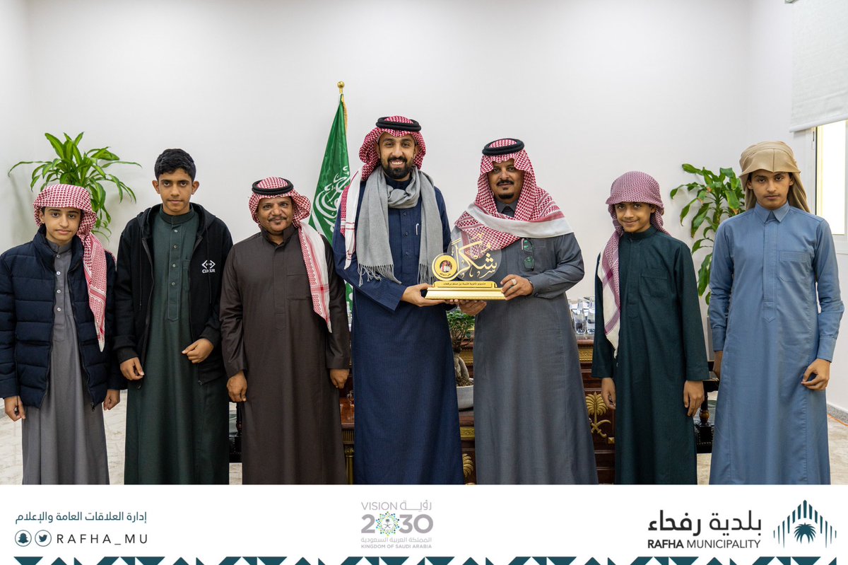 Rafha_Mu's tweet photo. كرم مدير مكتب التعليم
ومنسوبو ثانوية قتيبه بن مسلم برفحاء 
رئيس #بلدية_محافظة_رفحاء 
المهندس / عثمان صالح الضبعان 
نظير التعاون المشترك بين الادارتين https://t.co/yYTOD2y55H