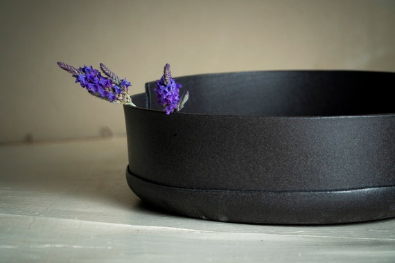 OkunShelly's tweet image. Large Ceramic Black Bowl, Ceramic Serving Bowl, etsy.me/3jkPfYx #servingdish #potteryservingbowl #ceramicblackbowl #largepotterybowl @etsymktgtool