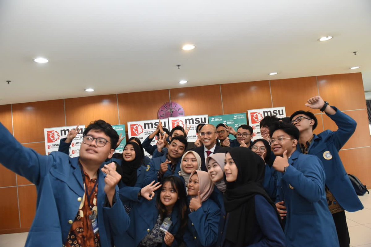 MohdShukriYajid's tweet photo. Always a pleasure to receive international students at @MSUMalaysia, who are here for their Global Leadership program. This week, I engaged with a delightful jovial group of students from Universitas Airlangga. Enjoy your #MSU moments here! @globalunair  @Unair_Official https://t.co/vgc5EEA9Q7