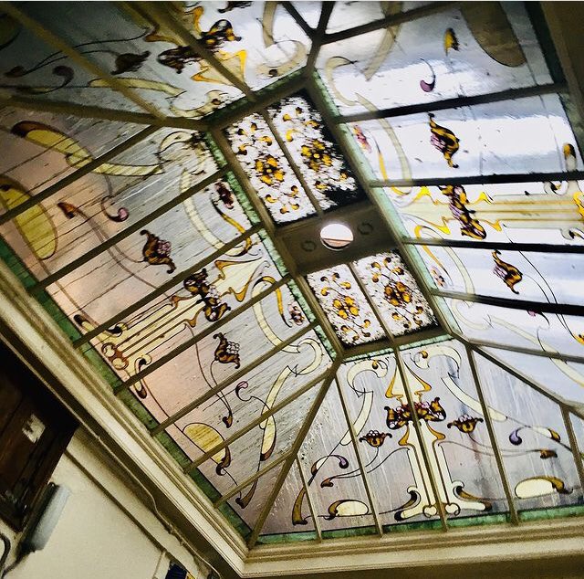 DennistounStyle's tweet image. Art nouveau Cupola, Dennistoun. Painted glass. Can you imagine seeing this every time you climb the stairs in your close?! Amazing! I’ve found 3 closes with these ceilings so far. #dennistoun #artnouveau #artnouveaucupola #paintedglass @DiscoverGlasgow @TnmntTiles @BehindTiles