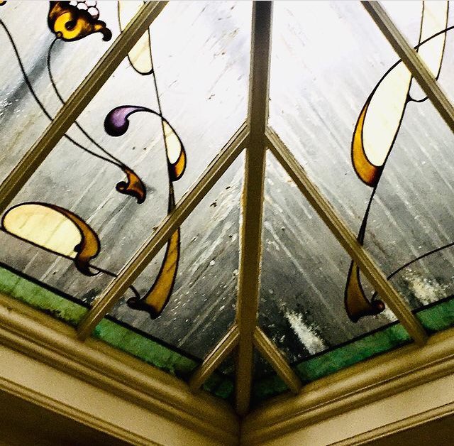 DennistounStyle's tweet image. Art nouveau Cupola, Dennistoun. Painted glass. Can you imagine seeing this every time you climb the stairs in your close?! Amazing! I’ve found 3 closes with these ceilings so far. #dennistoun #artnouveau #artnouveaucupola #paintedglass @DiscoverGlasgow @TnmntTiles @BehindTiles