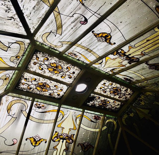 DennistounStyle's tweet image. Art nouveau Cupola, Dennistoun. Painted glass. Can you imagine seeing this every time you climb the stairs in your close?! Amazing! I’ve found 3 closes with these ceilings so far. #dennistoun #artnouveau #artnouveaucupola #paintedglass @DiscoverGlasgow @TnmntTiles @BehindTiles
