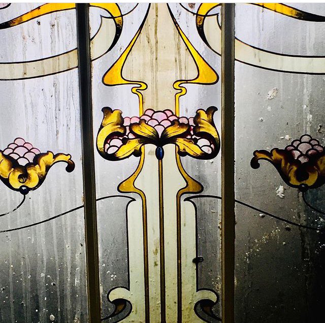 DennistounStyle's tweet image. Art nouveau Cupola, Dennistoun. Painted glass. Can you imagine seeing this every time you climb the stairs in your close?! Amazing! I’ve found 3 closes with these ceilings so far. #dennistoun #artnouveau #artnouveaucupola #paintedglass @DiscoverGlasgow @TnmntTiles @BehindTiles