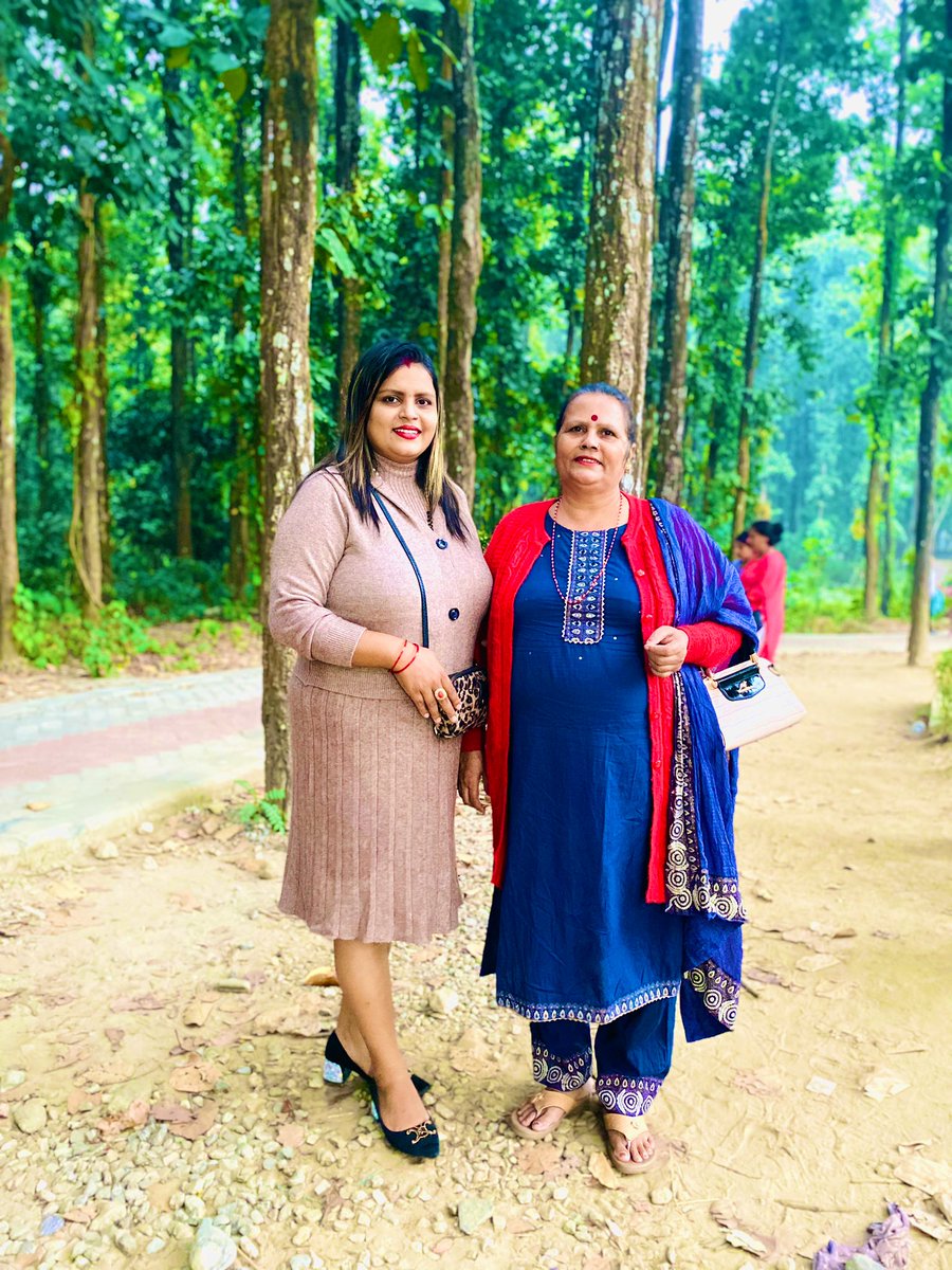 हरेस खाएकी छैन आमा जिन्दगी सङ 
आखिर तिमिलाई नि देखेर सिकेको हो पिडामा पनि हास्न को लागि #आमा ❤️