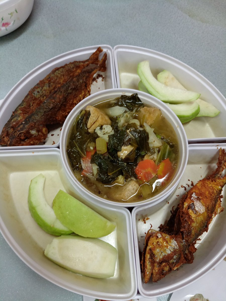ShahnunAG's tweet photo. Kalau lauk macam ni memang sunyi Dining Hall. Dasar generasi ayam semua. 🤣🤣 https://t.co/eEuvS16gGw