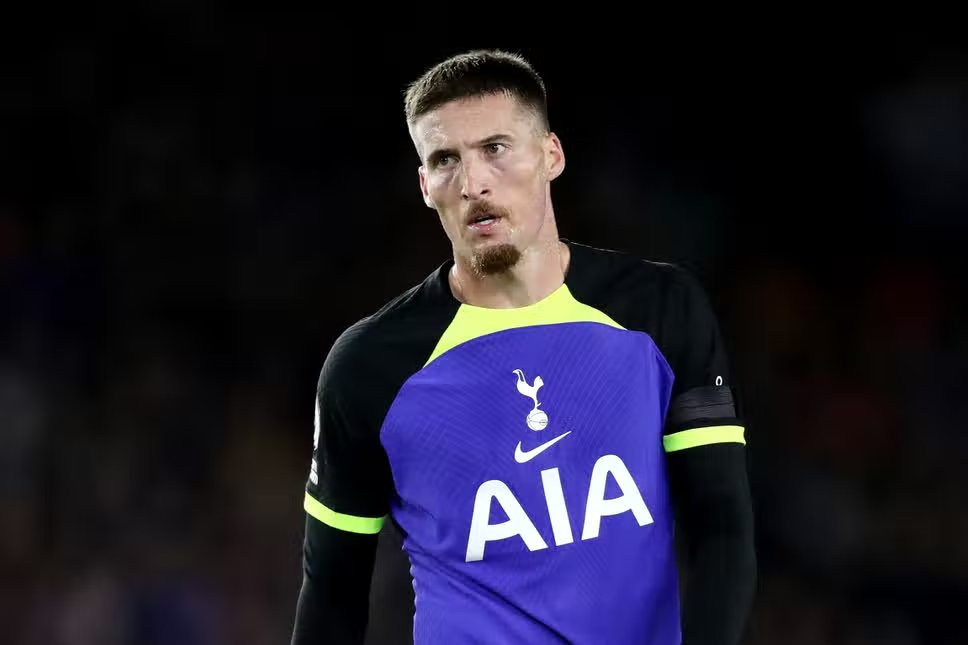 LS__Sport's tweet photo. 🚨Transfer Update🚨 
🇮🇪Matt Doherty is set to join 🇪🇸Atletico Madrid on loan until the end of the season- and 🇪🇸Pedro Porro will join ⬜️Spurs on loan with an obligation to buy👀
via @SkySportsPL 
#THFC #Spurs #TottenhamHotspur #TransfersNews #DeadlineDay https://t.co/3aVJFagoqJ