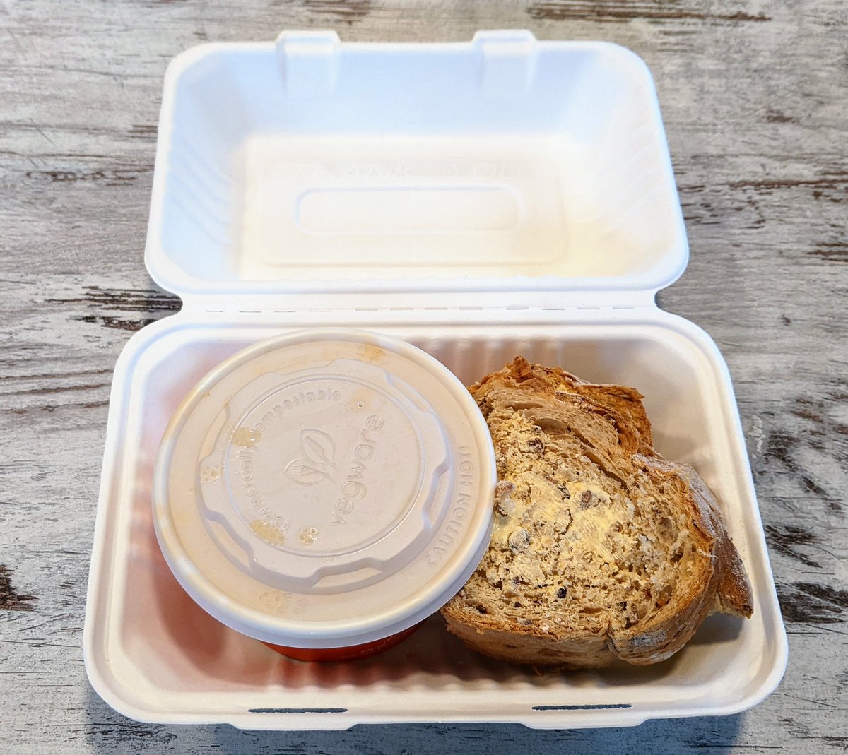 JordiOliverSola's tweet photo. Per entendre'ns, l'economia circular no va de fer això més reciclable ni compostable. Va de posar un plat a taula, rentar-lo i reutilitzar-lo durant anys. https://t.co/ZPMnzeM1UU