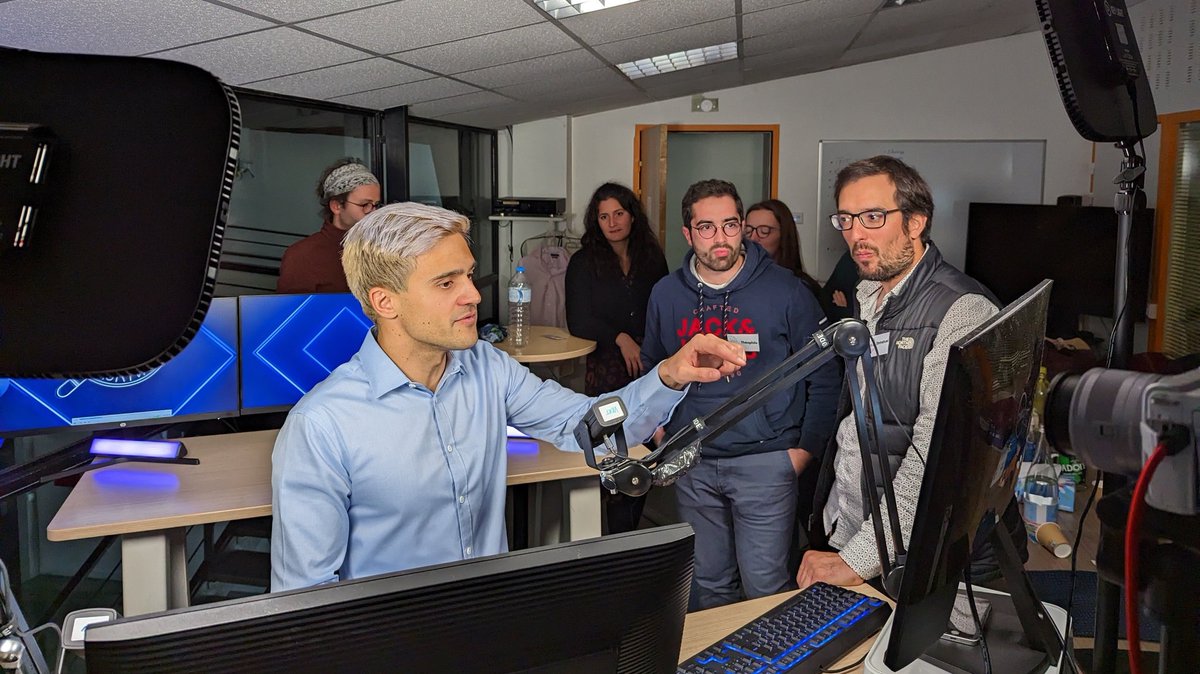 Sans oublier toute l’équipe de @cherch_montagne, notamment les étudiant-e-s <a href="/UGrenobleAlpes/">Université Grenoble Alpes</a> sans qui les « chercheur·e·s-streamers » n’existeraient pas 😇
👋 <a href="/the_haut_fil/">Théhautfil 🍉</a> responsable du pôle éditorial, <a href="/AmandineKhn/">Amandine Kuhn</a> responsable du pôle com’, <a href="/Ga_LanNe/">Galanne 🌸</a> à l’origine du projet
