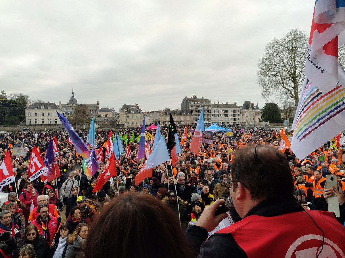 R1Erwan26's tweet photo. 🔴📢 A Laval, une mobilisation toujours aussi massive pour la défense de nos conquis sociaux. 
Pour le progrès social : travailler moins, travailler mieux, travailler tous. 
✊ On ne lâche rien ! ✊
#Greve31janvier
#NonALaReformeDesRetraites https://t.co/MxxUw1RgGN