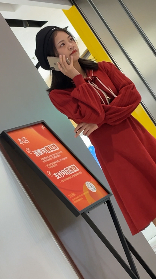 KINGKCD666's tweet photo. kingkcd
今日更新：
1578.红红火火的肉丝红裙妹子，裙子红内裤也是红的，真喜庆
推特上永远保持绿色健康。精彩内容请看我主页
upskirt Please see my homepage
#街拍 #抄底 #街拍抄底 #裙底 #upskirt #美腿 #美足 #足控 #恋足 #恋腿 #熟女 #素腿 #偷拍 #盜撮  #絲襪 #腳趾 https://t.co/suzsOI1ZaA