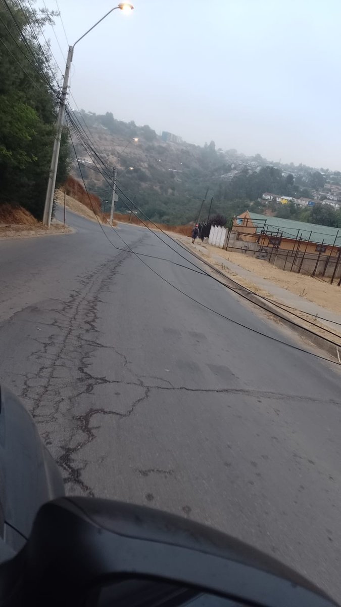 Cach1980Carlos's tweet photo. Precaución calle chungara, el Olivar. Cables en el camino. @sitiodelsuceso @radio_festival @AlertaVR @AlertaNoticiasV  @vinadelmar https://t.co/z44c7m42nr
